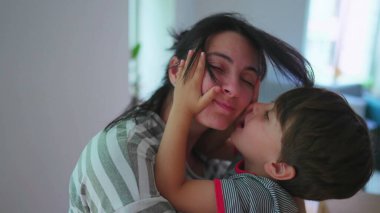 Anne ve Çocuk Kucaklaşır, Oğlu annesini yanağından öperken Hakiki Sevgi Anını paylaşır