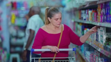 Hareketli Alışveriş Arabası: Süpermarkette Kadın Tüketici