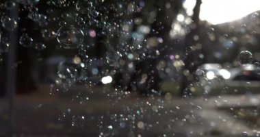 800 fps Süper Yavaş Hareketli Sonsuz Hava Kabarcıkları Sürükleniyor, Sayısız Sabun Kabarcıkları 800 fps 'lik Görkemli Yavaş Çekimde Gökyüzüne Yüzüyor