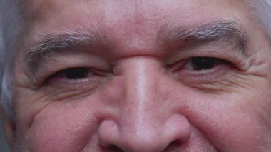 Beyaz adamın gülümseyen ve kameraya bakan portresi.