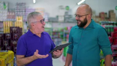 Yerel Market Kıdemli Yöneticisi Tablet Aygıtı ile Görevleri Görevlendirme
