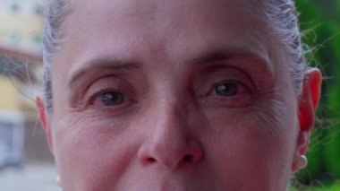 Olgun kadının yüzünün yakın plan portresi.