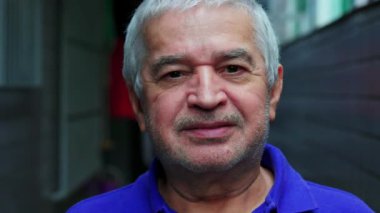 Kameraya bakan kıdemli beyaz adam portresi