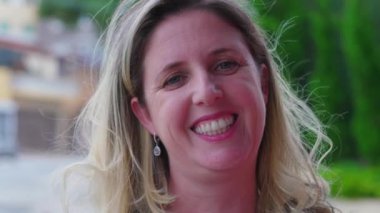 Gülümseyen olgun bir kadına yakın dur.