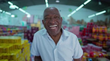 Afro-Amerikan erkek kıdemli işçinin portresi Süpermarkette gülümseyen ve kameraya bakan