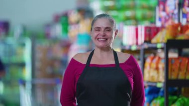 Süpermarkette önlük takan olgun bir kadının portresi..