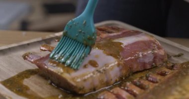 BBQ 'dan önce yavaş çekimde pirzola ve salamura ile pirzola fırçalama