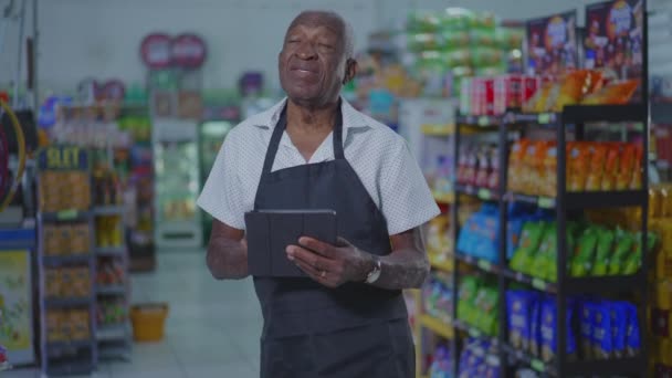 非裔美国人高级超级市场员工使用平板电脑Pc 工作场所使用技术困难 — 图库视频影像