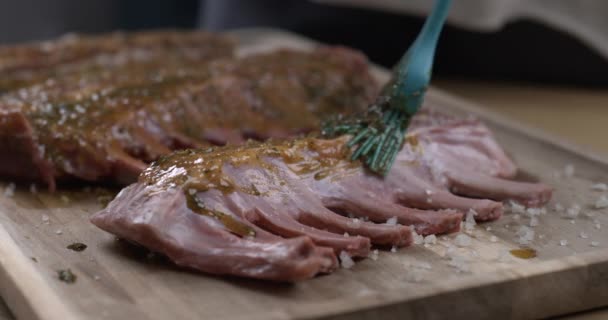 Vista Detalhada Revestimento Molho Carne Churrasco Pronto Para Grelhar — Vídeo de Stock