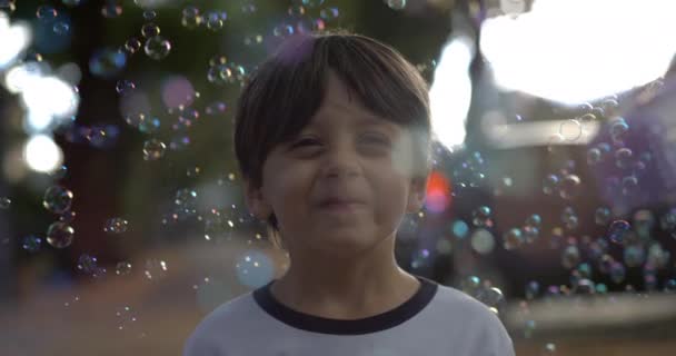 一个被数千个肥皂泡覆盖的快乐孩子站在公园外的画像 拍摄速度为800 Fps — 图库视频影像