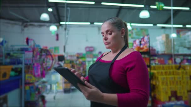 Жінка Працівник Супермаркету Використовує Планшетний Пристрій Жінки Середнього Віку Використовують — стокове відео