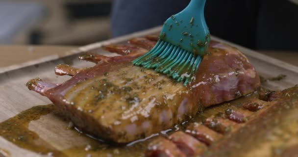 食草鱼腌前烤肉细刷羊圈 — 图库视频影像