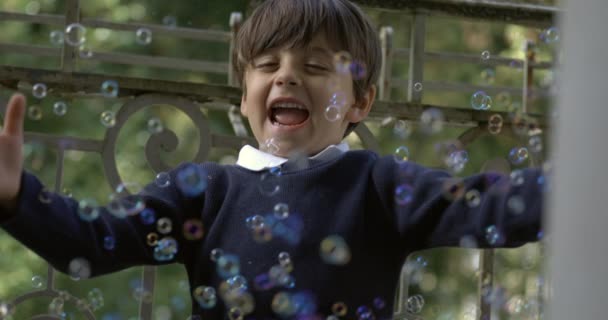 Radostná Dětská Zábava Mýdlových Bublinách Při Pomalém Pohybu 800Fps — Stock video