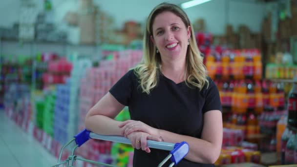 Mujer Con Carrito Compras Sonriendo Supermercado — Vídeos de Stock