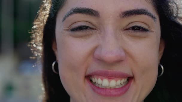 Портретне Обличчя Щасливої Жінки Яка Дивиться Посміхається Камера Крупним Планом — стокове відео