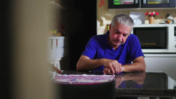 Maladroitement Anxieux Personne Âgée Seule Maison Surmonter Avec Douleur Homme — Video