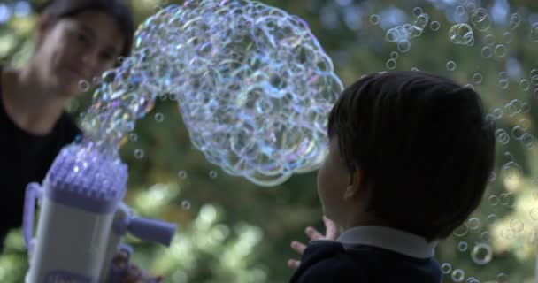 Moeder Barsten Duizenden Zeepbellen Lucht Terwijl Het Kind Kijkt Verbazing — Stockvideo
