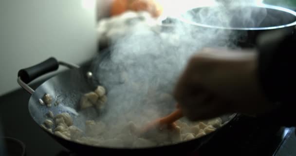 Preparación Pollo Sizzling Pan Para Cocinar Con Vapor Humo Las — Vídeos de Stock
