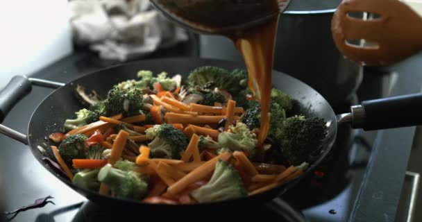 Preparação Prato Yakisoba Molho Soja Adicionado Broccolis Cenouras Sizzling Pan — Vídeo de Stock