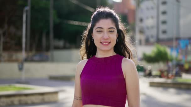 Mujer Joven Confiada Sus Años Posando Para Cámara Parque Ciudad — Vídeos de Stock
