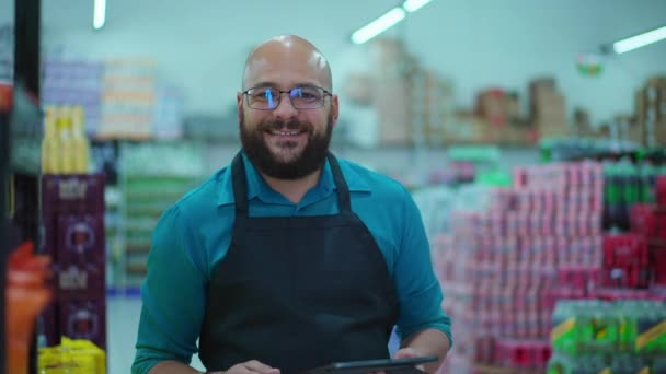 Glimlachende Mannelijke Werknemer Die Inventaris Controleert Met Tablet Apparaat Supermarkt — Stockvideo