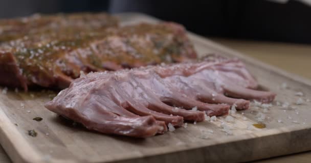 バーベキューの前に木製の表面板の肉ラムリブ — ストック動画
