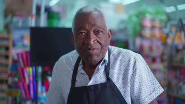 Portré Idősebb Afrikai Férfi Kötényben Áll Raktárban Kamerába Néz — Stock videók