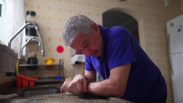 Mutfakta Çaresiz Hisseden Yaşlı Bir Adam — Stok video
