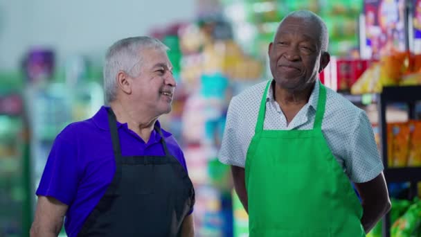 Feliz Diverso Sênior Falando Sorrindo Corredor Supermercado Gerente Caucasiano Engajado — Vídeo de Stock