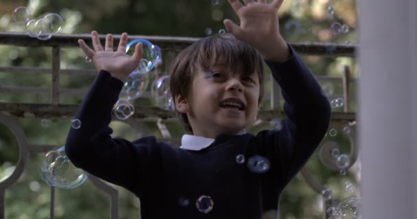 Маленький Хлопчик Морі Мильних Бульбашок Повільному Русі — стокове відео