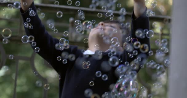 800Fps Capture Delighted Child Ponořeno Bezpočtu Mýdlových Bublin — Stock video
