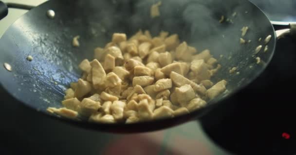 Agitar Trozos Pollo Dentro Sartén Caliente Debajo Estufa Cocina Preparando — Vídeos de Stock