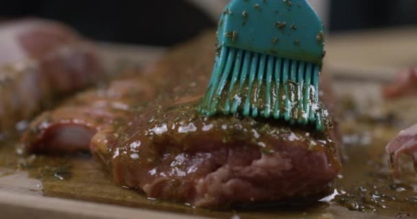 Carne Suculenta Escovada Com Molho Churrasco Vidros Detalhados Para Preparação — Vídeo de Stock