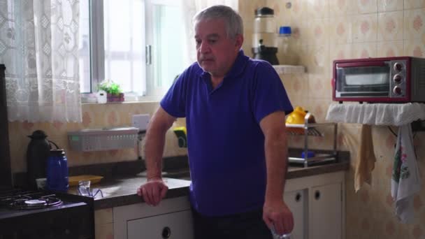 Portrét Depresivního Staršího Bělocha Kuchyni — Stock video
