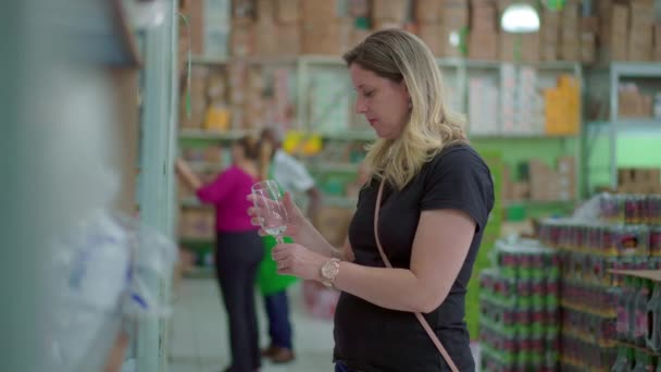 スーパーマーケットで買い物をする金髪の女性 — ストック動画