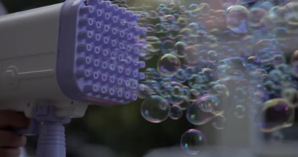 スーパースローモーションで空気中の何千もの石鹸泡をランチする玩具銃のクローズアップ — ストック動画