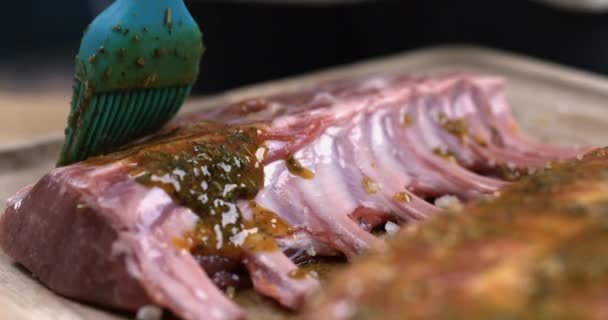 Sizzling Preparación Barbacoa Primer Plano Cepillo Alimentos Aplicando Salsa Hierbas — Vídeos de Stock
