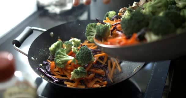 뜨거운 건강한 야채를 떨어지는 브로콜리와 800 Fps에서 슬로우 모션의 — 비디오