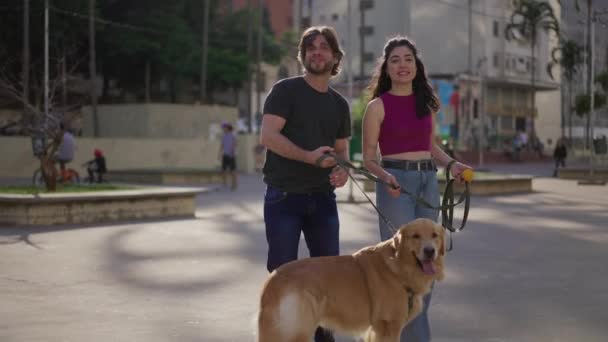 Glückliches Paar Beim Spaziergang Mit Treuem Hundebegleiter Stadtpark Mann Und — Stockvideo