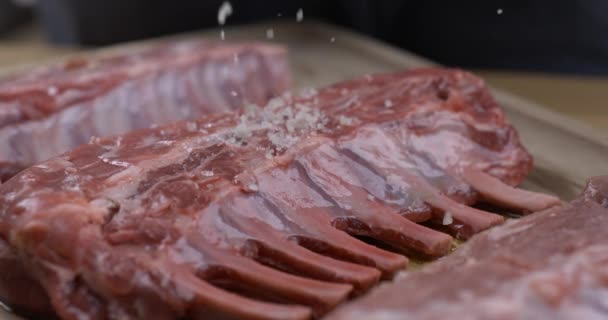 Caindo Sal Costelas Carne Preparando Alimentos Capturados Câmera Lenta — Vídeo de Stock