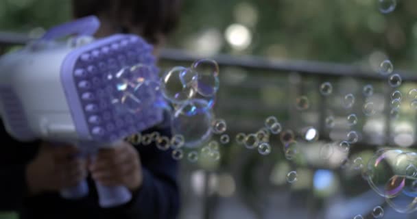 Malý Chlapec Spouští Mýdlové Bubliny Hračky Zbraň Při 800 Fps — Stock video