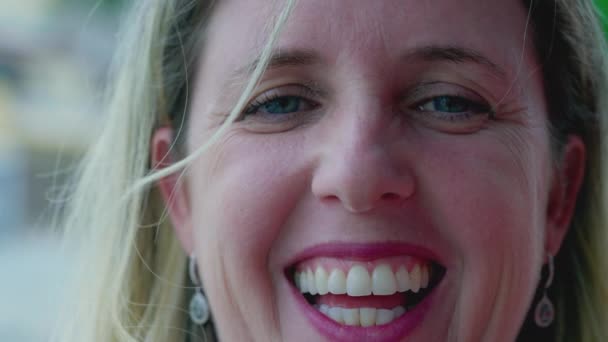 Крупним Планом Обличчя Щасливої Жінки Посміхається — стокове відео