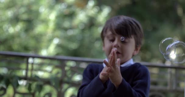 Ένα Μικρό Αγόρι Που Σκάει Σαπουνόφουσκα Χέρια Σούπερ Αργή Κίνηση — Αρχείο Βίντεο