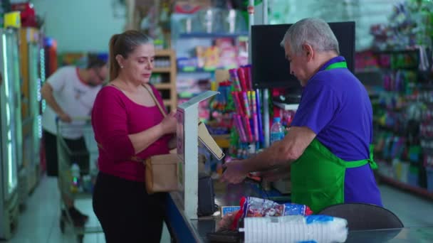 Karyawan Senior Kasir Memindai Produk Kasir Pembeli Perempuan Barang Supermarket — Stok Video