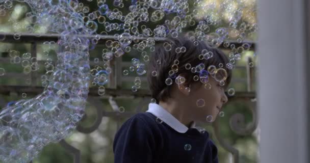 Высокоскоростное Медленное Движение Мальчика Суррогата Помощью Бесчисленных Мыльных Пузырей — стоковое видео