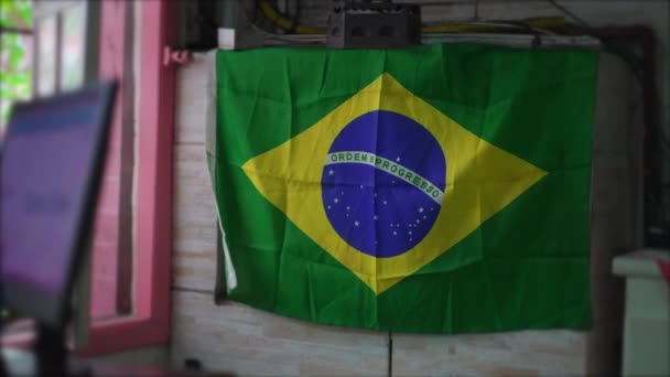 Afișare Patriotică Brazilia Unui Steag Brazilian Agățat Lângă Fereastră — Videoclip de stoc
