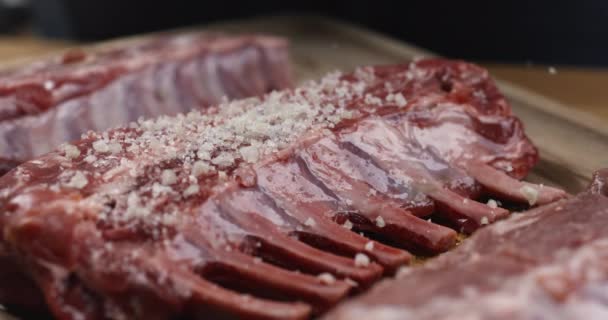 Salt Drizzling Costelas Carne Preparação Câmera Lenta Costelas Tempero Com — Vídeo de Stock