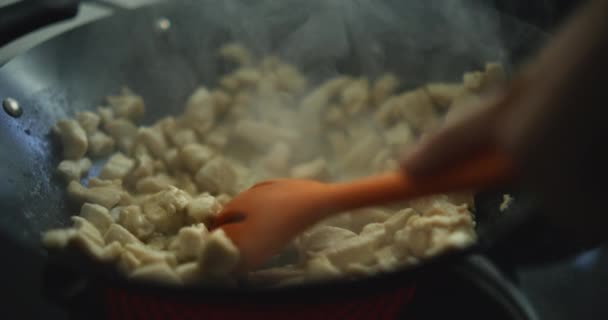 800毫秒超级慢动作 在盘中烹调肉片作食物准备 — 图库视频影像