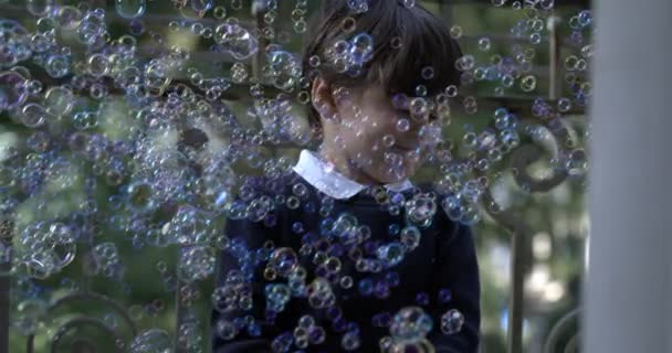 Маленький Мальчик Погружен Тысячи Мыльных Пузырей Захваченных Замедленной Съемке Помощью — стоковое видео