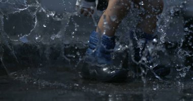 Neşeli Çocuk Su Sıçrayan Su birikintisi 800 fps, Su Damlacıkları Her Yerde Yükseliyor